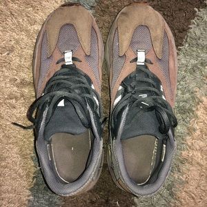 Worn yeezy 700 muave size 11